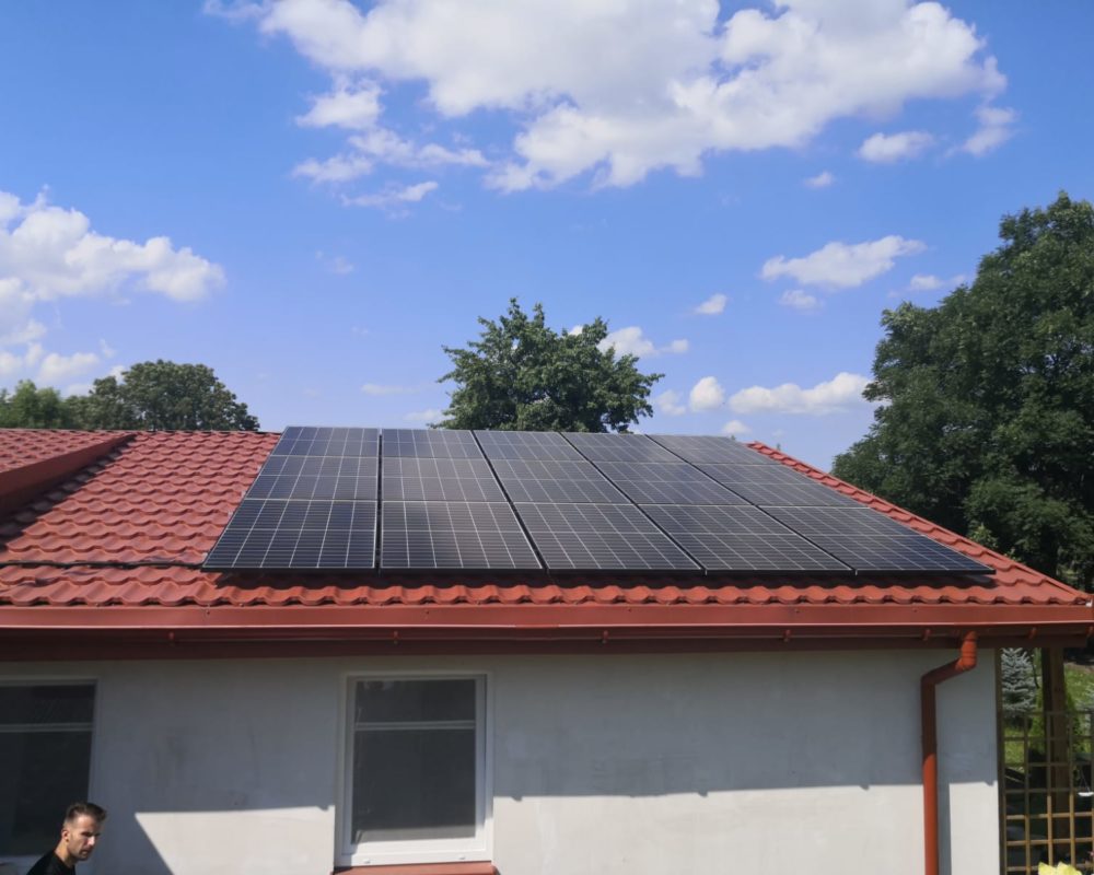 zdjęcie domu z zamontowaną instalacją fotowoltaiczną Solar STAG