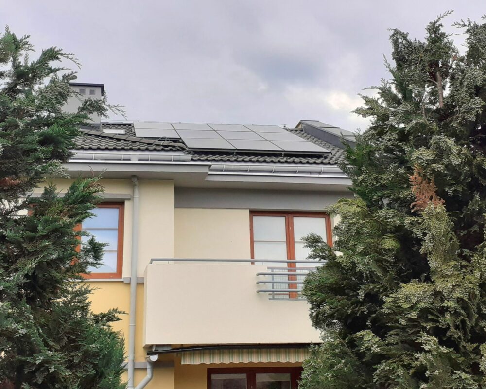 panele fotowoltaiczne na dachu szeregówki